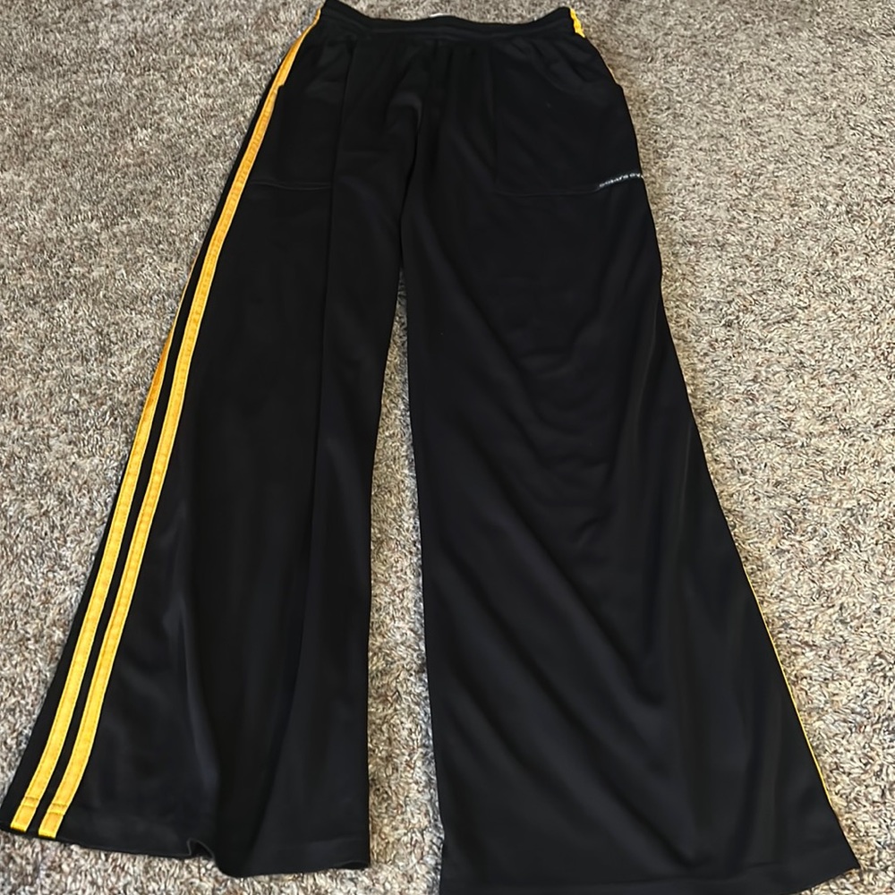 Vintage Gold’s Gym workout pants.